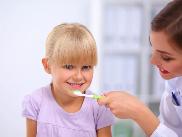 Dentista e menina no consultório do dentista — Fotografia de Stock