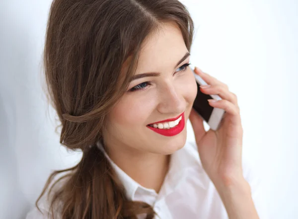 Glimlachende zakenvrouw praten over telefoon zitten op kantoor — Stockfoto