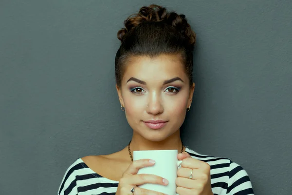 Portret młodej kobiety z filiżankę herbaty lub kawy — Zdjęcie stockowe