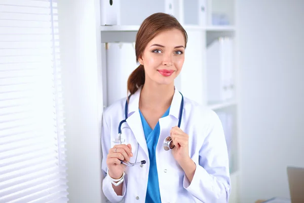 Vrouw arts is permanent in de buurt van venster — Stockfoto