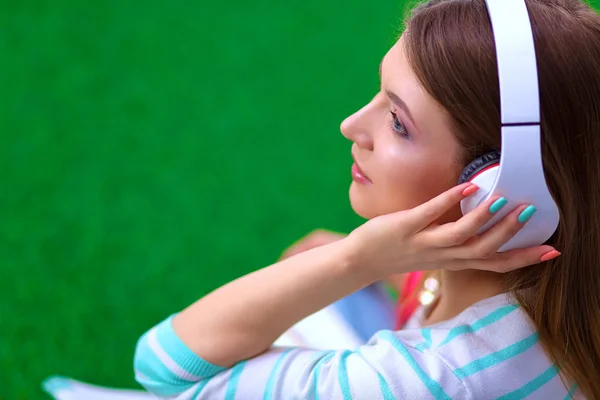 Vrouw die naar de muziek luistert — Stockfoto