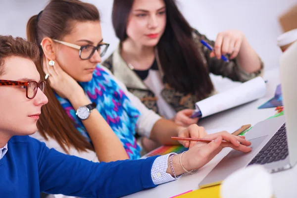 Junge Geschäftsleute arbeiten im Büro an neuem Projekt — Stockfoto