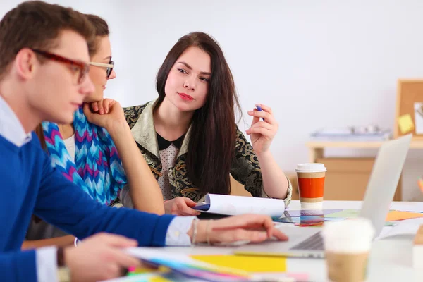 Jonge zakenmensen die op kantoor aan een nieuw project werken — Stockfoto