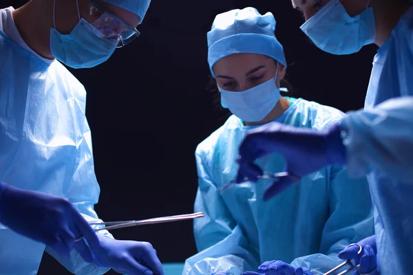 Chirurgien d'équipe au travail en salle d'opération. — Photo