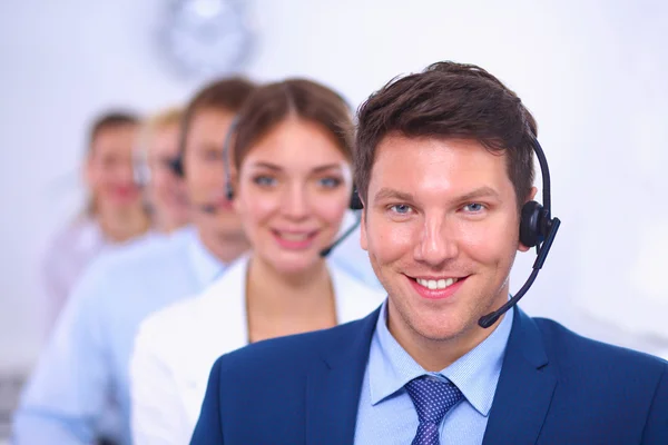 Attraktiv Leende unga företagare och kollegor på ett callcenter kontor — Stockfoto