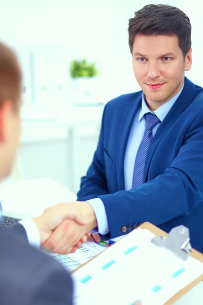 Geschäftsleute arbeiten mit Laptop im Büro — Stockfoto