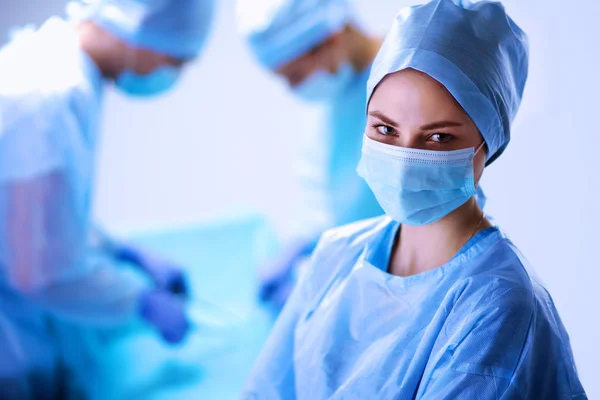 Teamchirurg aan het werk in de operatiekamer. — Stockfoto