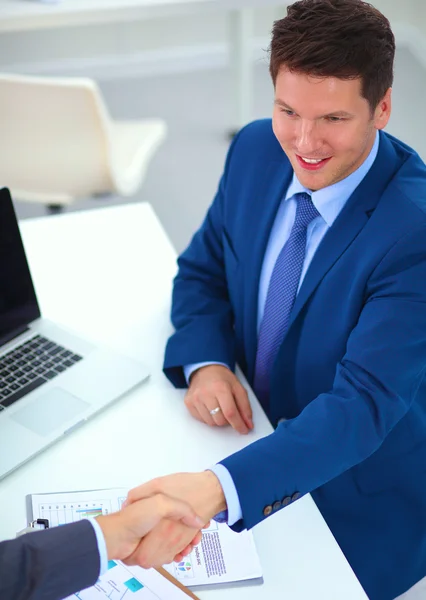 Affärsmän skakar hand, avslutar ett möte — Stockfoto