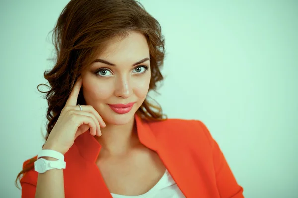 Retrato de la hermosa mujer sonriente feliz con una chaqueta roja Fotos De Stock Sin Royalties Gratis