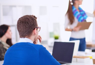 Yeni bir proje üzerinde çalışan genç iş adamları