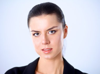 ayakta, gri arka plan üzerinde izole genç kadın