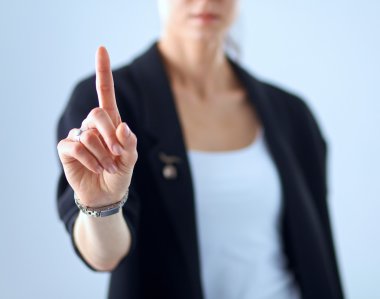 Kadın parmaklarıyla hayali bir ekrana dokunuyor.