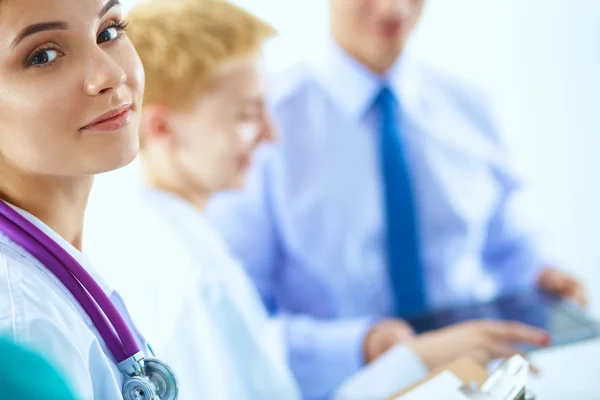 Femme médecin debout avec stéthoscope à l'hôpital — Photo