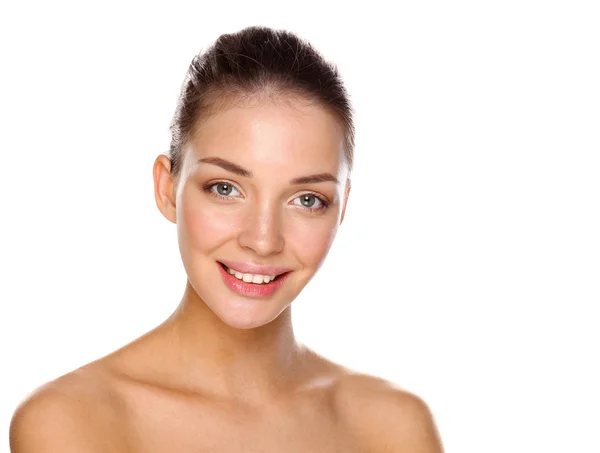 Retrato de cerca de la hermosa cara de mujer joven. Aislado sobre fondo blanco. — Foto de Stock