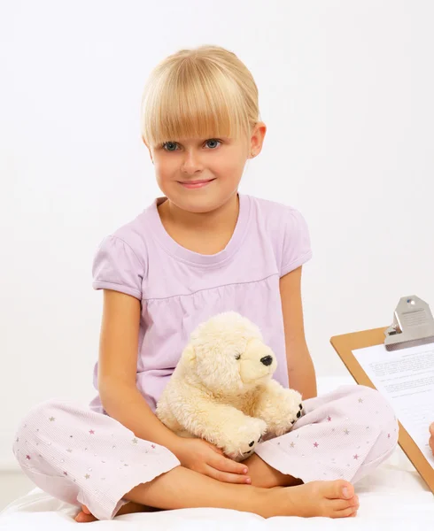 Female doctor examining child with stethoscope at surgery — Stock Photo, Image