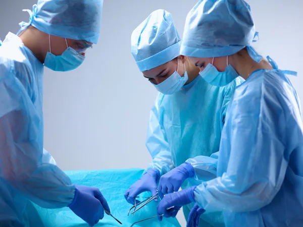 Teamchirurg aan het werk in de operatiekamer. — Stockfoto