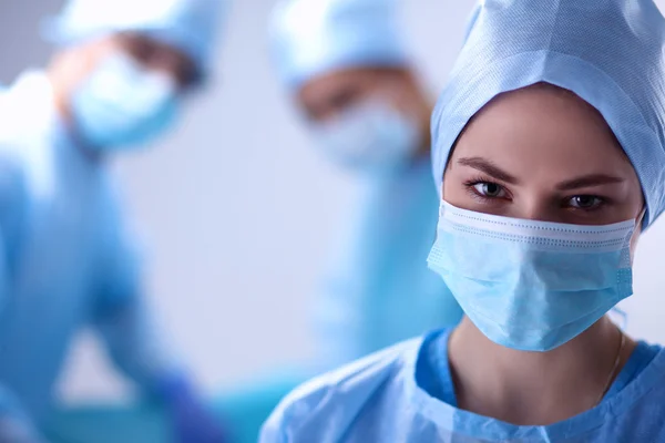 Cirurgião de equipa a trabalhar na sala de operações. — Fotografia de Stock