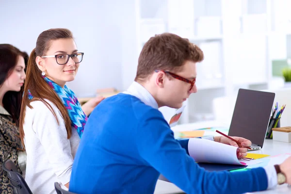 Junge Geschäftsleute arbeiten im Büro an neuem Projekt — Stockfoto