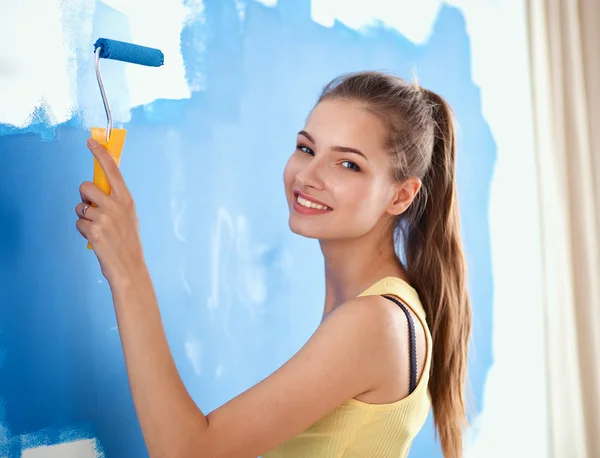 Glad vacker ung kvinna gör väggmålning, — Stockfoto