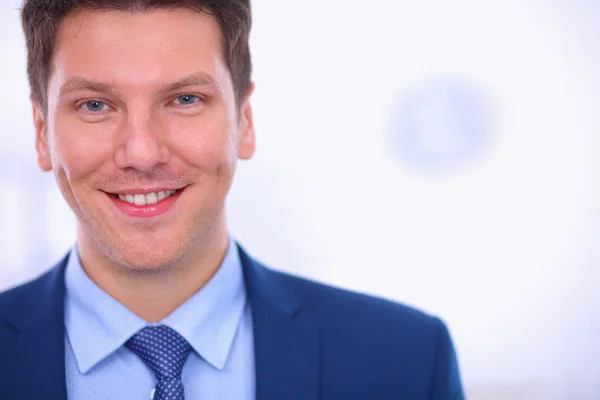 Business man or manager standing against his desk at the office — Stock Photo, Image