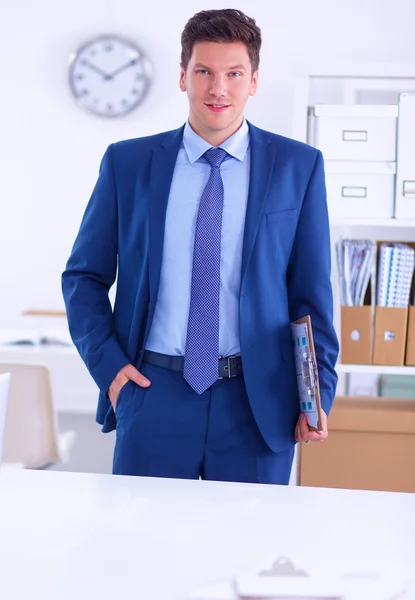 Affärsman eller chef står mot sitt skrivbord på kontoret — Stockfoto