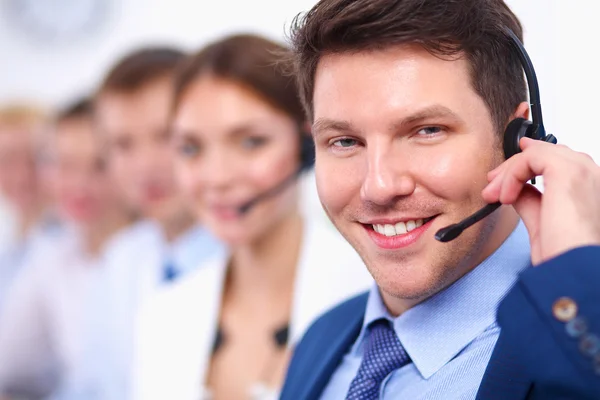 Atrakcyjny Uśmiechający się młodzi przedsiębiorcy i koledzy w call center — Zdjęcie stockowe