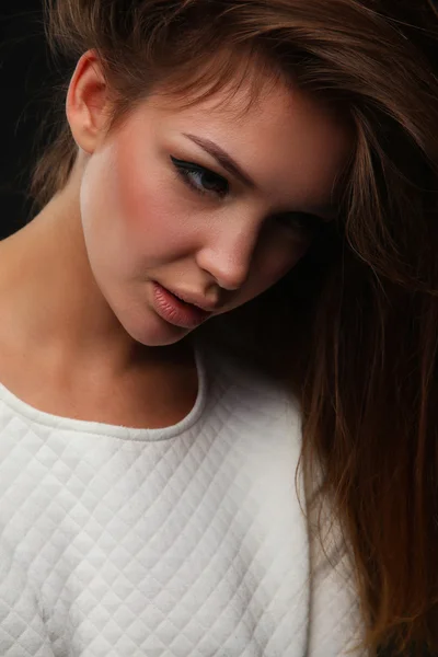 Retrato de hermosa cara de mujer joven. Aislado sobre fondo oscuro —  Fotos de Stock