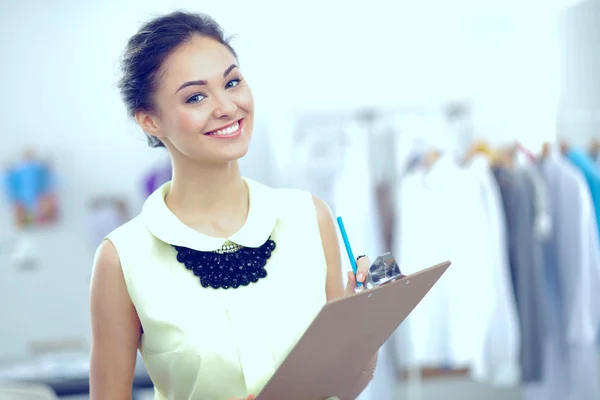 Moderno diseñador de moda joven que trabaja en el estudio. — Foto de Stock