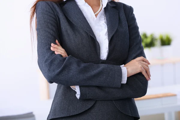 Portrait of business woman standing with crossed arms in office — Stock Photo, Image