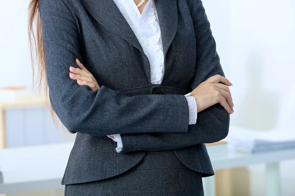 Portrait of business woman standing with crossed arms in office — Stock Photo, Image