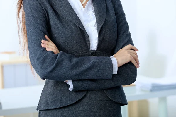 Retrato de mujer de negocios de pie con los brazos cruzados en la oficina —  Fotos de Stock