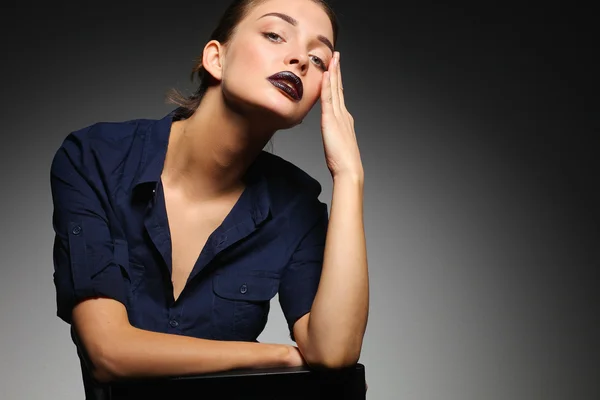 Retrato de cerca de la hermosa cara de mujer joven. Aislado sobre fondo negro . —  Fotos de Stock