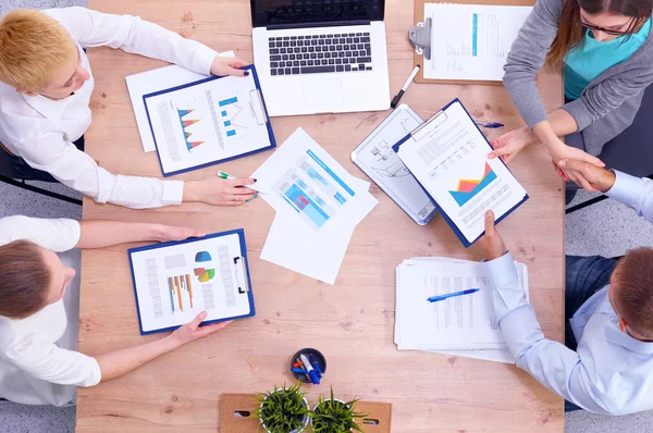 Zakenmensen zitten en discussiëren op zakelijke bijeenkomst — Stockfoto