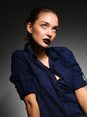 Güzel genç kadın yüz portresi kapatın. Siyah arka plan üzerine izole.