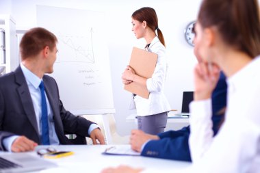 İş adamları iş toplantısında, ofiste oturup tartışıyorlar.