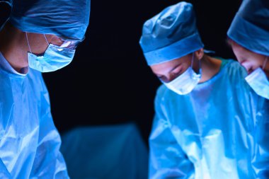 Ekip cerrahı ameliyatta. Hastane .