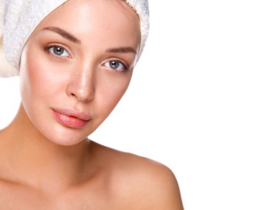 Kafasında havlu olan güzel bir kadın.