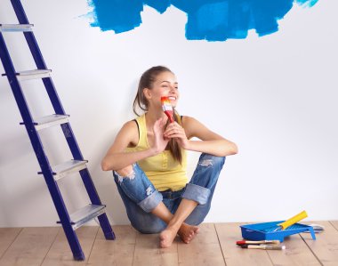 kadın ressam boyama sonra duvara yakın katta oturan portresi.