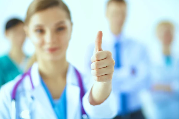 Jovem médico feliz mostrando polegares para cima — Fotografia de Stock