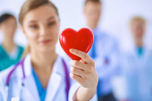 Kobieta-lekarz ze stetoskopem trzymającym serce — Zdjęcie stockowe
