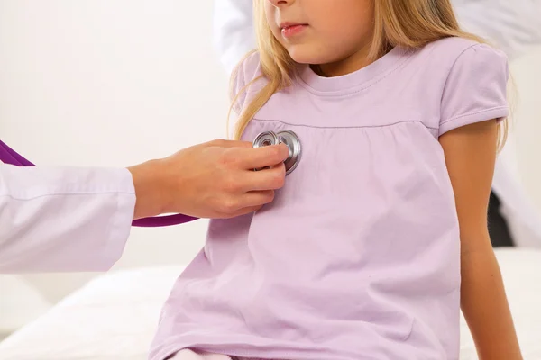 Médica examinando criança com estetoscópio no momento da cirurgia — Fotografia de Stock