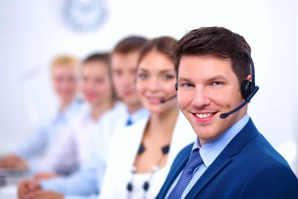 Atraente Sorrindo positivo jovens empresários e colegas em um escritório de call center — Fotografia de Stock