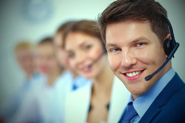 Привлекательная улыбка позитивных молодых бизнесменов и коллег в офисе колл-центра — стоковое фото