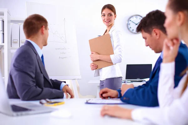 Gente de negocios sentada y discutiendo en reunión de negocios — Foto de Stock