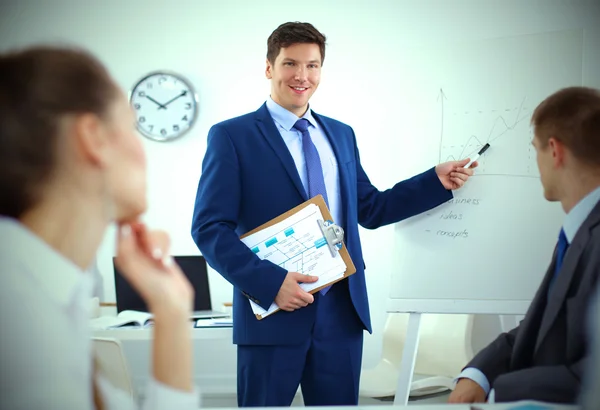 Gente de negocios sentada y discutiendo en reunión de negocios — Foto de Stock