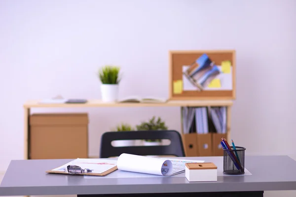 Moderno interior de oficina con mesas, sillas y librerías —  Fotos de Stock