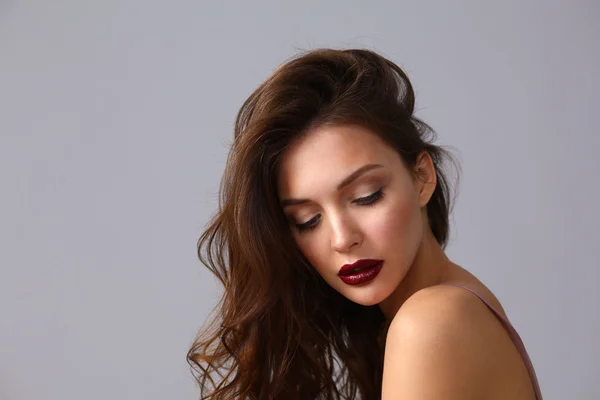 Retrato de mujer hermosa, aislado sobre fondo gris —  Fotos de Stock