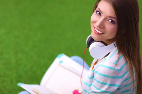 Femme livre de lecture se trouve sur l'herbe verte — Photo