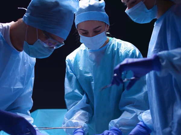 Teamchirurg aan het werk in de operatiekamer. — Stockfoto