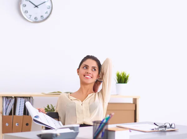 Деловая женщина расслабляется с руками за головой и сидит на офисном стуле — стоковое фото